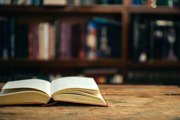 Das Buch in der Bibliothek (Schule, Universität, Hochschule) auf der Registerkarte — Stockfoto