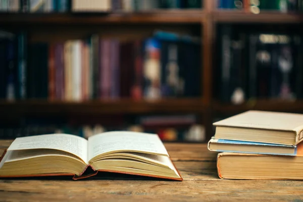 O livro na biblioteca (escola, universidade, faculdade) na aba — Fotografia de Stock