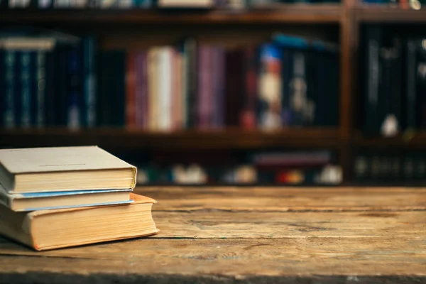 O livro na biblioteca (escola, universidade, faculdade) na aba — Fotografia de Stock