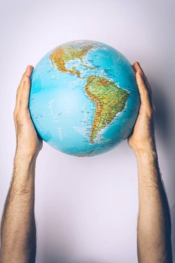 Gezegeni kurtar. İnsan elinde Globe. Earth kavramı Kaydet.