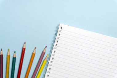 Okul konseptine geri dönelim. Düz yatak arka planda okul malzemeleri. 