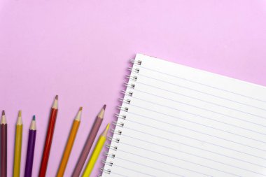 Okul konseptine geri dönelim. Düz yatak arka planda okul malzemeleri. 