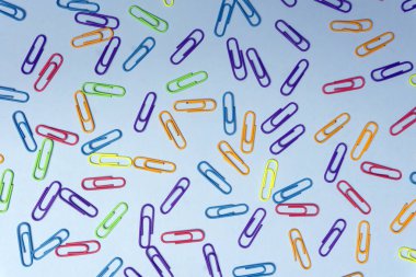 Renkli klipler minimal konsept. Renkli bir ba üzerinde renkli kağıt klipler