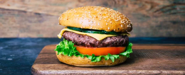 Hamburguesa casera (hamburguesa con queso) con carne de res sobre fondo de madera —  Fotos de Stock