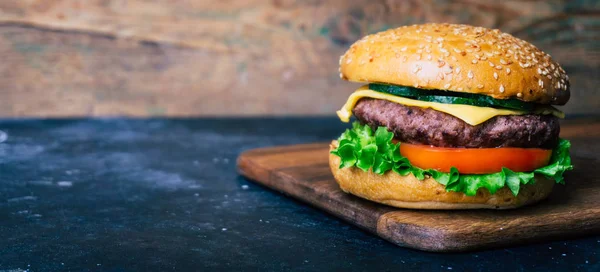 Home made Burger (cheeseburger) with beef on a wooden background — Stock Photo, Image