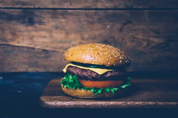 Hamburguesa casera (hamburguesa con queso) con carne de res sobre fondo de madera —  Fotos de Stock