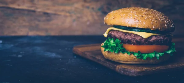 Home made Burger (cheeseburger) with beef on a wooden background — Stock Photo, Image
