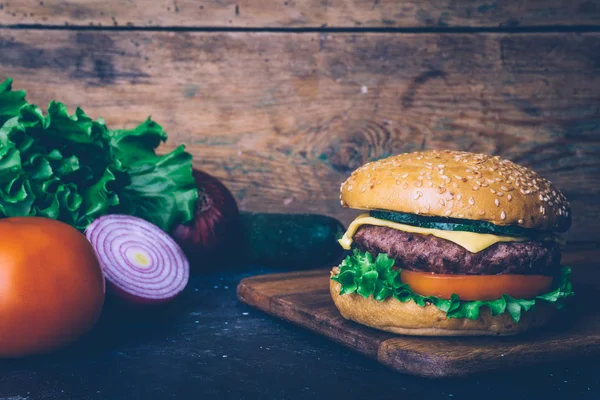 Domácí z Burger (cheeseburger) s hovězím masem na dřevěném pozadí — Stock fotografie