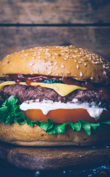 Domácí z Burger (cheeseburger) s hovězím masem na dřevěném pozadí — Stock fotografie