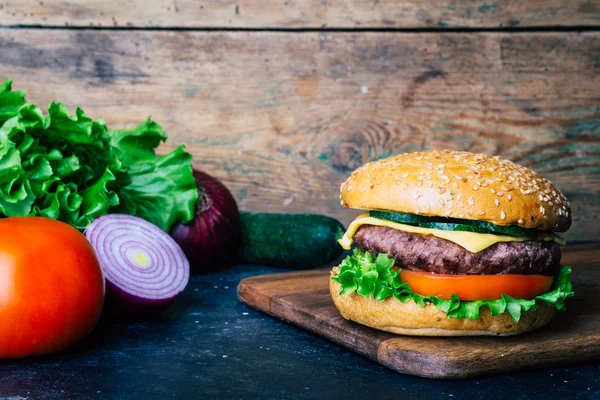 Domácí z Burger (cheeseburger) s hovězím masem na dřevěném pozadí — Stock fotografie