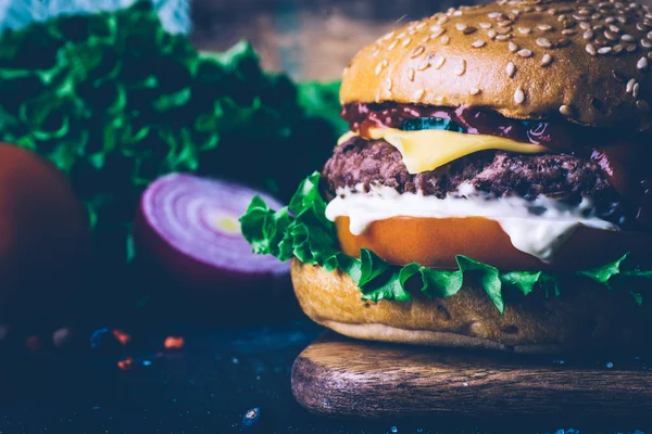 Hamburguesa casera (hamburguesa con queso) con carne de res sobre fondo de madera —  Fotos de Stock