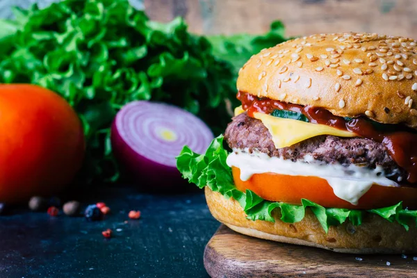 Home made Burger (cheeseburger) with beef on a wooden background — Stock Photo, Image