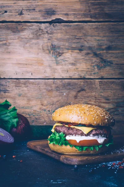 Home made Burger (cheeseburger) with beef on a wooden background — Stock Photo, Image
