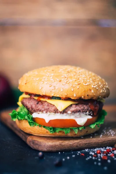 Home made Burger (cheeseburger) with beef on a wooden background — Stock Photo, Image