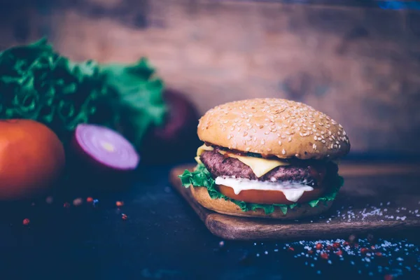 Hamburguesa casera (hamburguesa con queso) con carne de res sobre fondo de madera —  Fotos de Stock