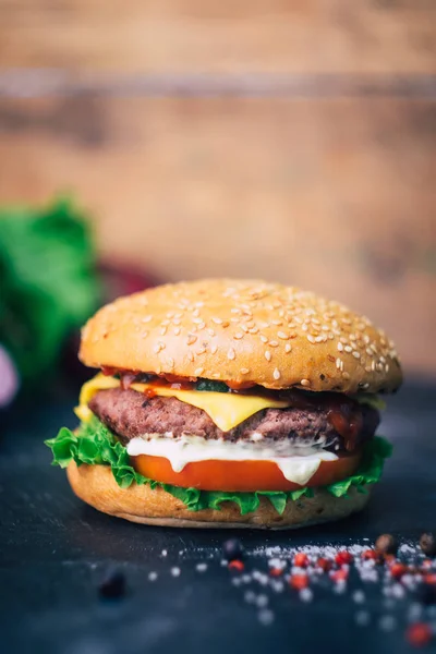 Home made Burger (cheeseburger) with beef on a wooden background — Stock Photo, Image