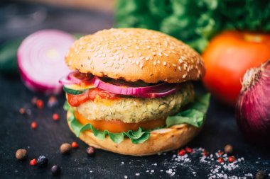 Nohut pirzola ve ve ile vejetaryen burger (ev yapımı Burger)