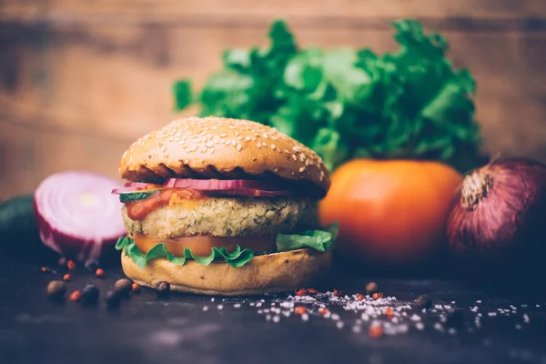 Vegetariánský Burger (domácí Burger) s kothrasem a háčkem — Stock fotografie