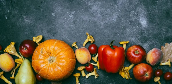 Outono legumes e frutas sazonais (abóbora, pêra, maçãs, co — Fotografia de Stock