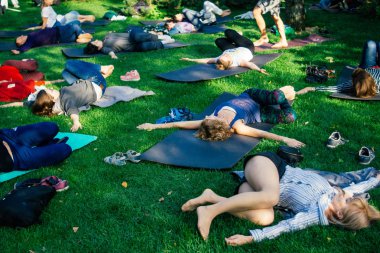 Moskova / Rusya 10.08.2019: Yaz natur parkında Yoga