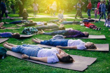 Moskova / Rusya 10.08.2019: Yaz natur parkında Yoga