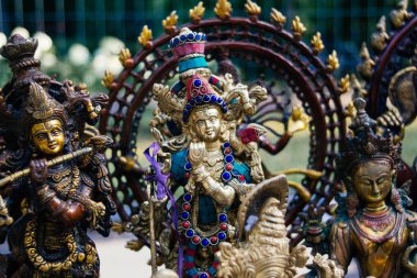 Hindu tanrıları. Turistlere satılık bir pazarda Hinduizm heykeller