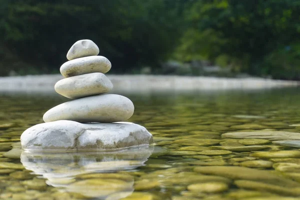 Harmonie, équilibre et simplicité. Une pyramide de pierre sur le — Photo