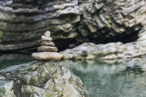 Harmonie, Ausgewogenheit und Einfachheit. eine Steinpyramide auf dem — Stockfoto