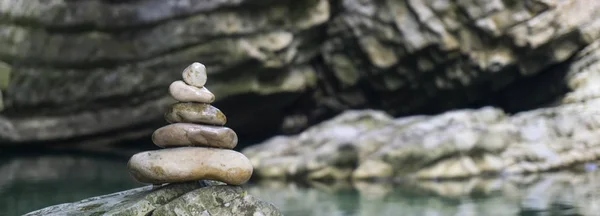 Conceito de harmonia, equilíbrio e simplicidade. Uma pirâmide de pedra na — Fotografia de Stock