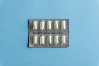 Renkli bir arka planda bir paket hap (uyuşturucu). Asgari konsept.