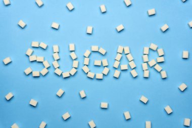 Renkli bir arkaplan üzerine şekerden yapılmış şeker yazısıName