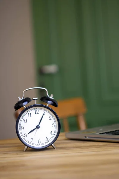 Wekker op tafel. Tijdmanagement en ochtendconcept — Stockfoto