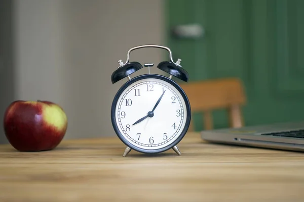 Réveil sur la table. Gestion du temps et concept matinal — Photo