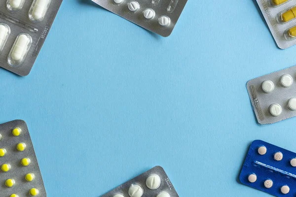Förpackningar med piller (droger) på en färgad bakgrund. Minimalt begrepp. — Stockfoto