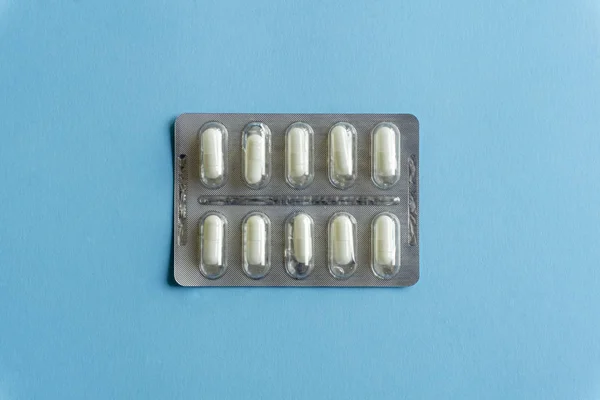 Packs of pills (drugs) on a colored background. Minimal concept. — Stock Photo, Image