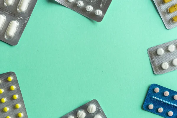 Förpackningar med piller (droger) på en färgad bakgrund. Minimalt begrepp. — Stockfoto