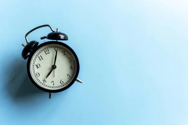 Relógio de alarme vintage em um fundo azul limpo. Gestão do tempo — Fotografia de Stock