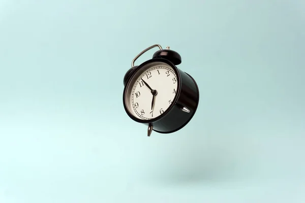 Relógio de alarme vintage em um fundo azul limpo. Gestão do tempo — Fotografia de Stock