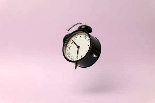Vintage ξυπνητήρι σε ροζ καθαρό φόντο. Διαχείριση χρόνου — Φωτογραφία Αρχείου
