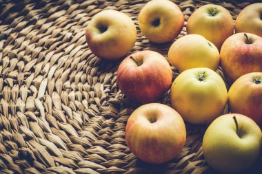 Saman arka planında sarı sonbahar elmaları. Sonbahar Hasat Kongresi