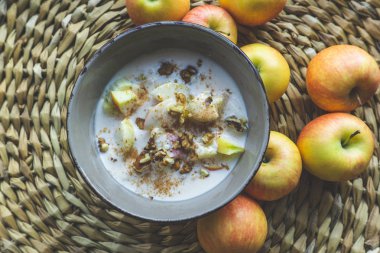 Sabah kahvaltısı. Yoğurt, granola ve meyve. Sağlıklı beslenme.
