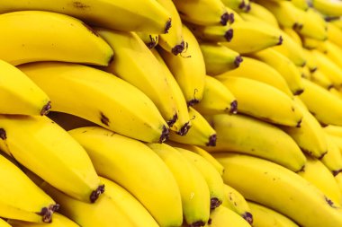 Markette bir sürü muz var. Bir çok olgun sarı muz 