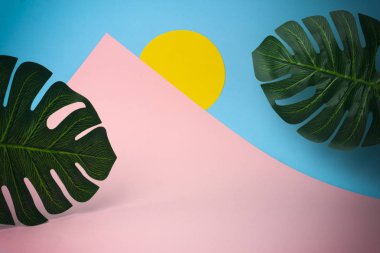 Seyahat ve tatil konsepti. Dağlar ve güneş renkli kağıtlardan.