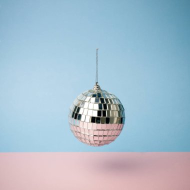 Renkli mavi arka planda disko topu. Asgari konsept