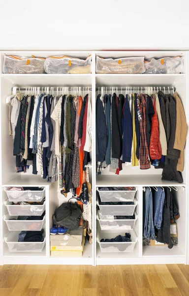 Colored clothes in the closet. Storage of clothes and things in — Stock Photo, Image