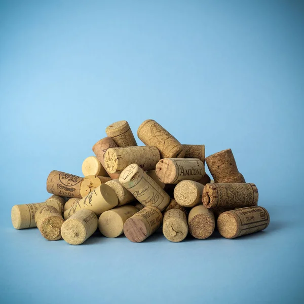 Ein Haufen Weinkorken auf klarem, blauem Grund. Weinkonzept — Stockfoto