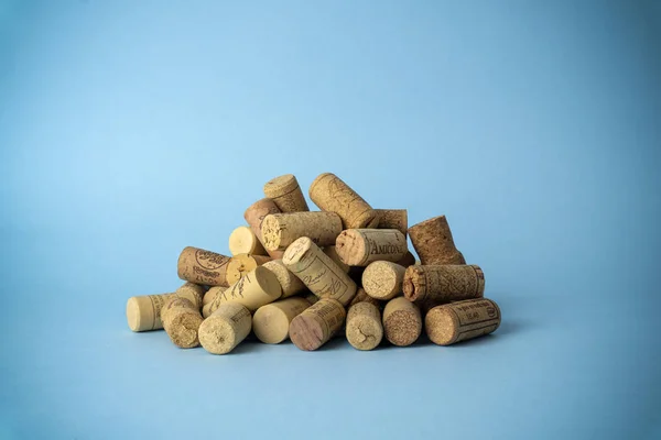 Ein Haufen Weinkorken auf klarem, blauem Grund. Weinkonzept — Stockfoto