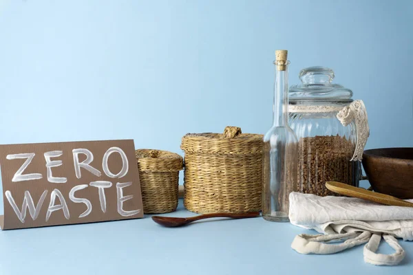 Konsep tanpa limbah. Butir rumah tangga yang dapat dipakai ulang (kaleng, piring, tas — Stok Foto