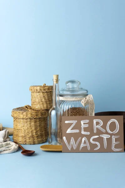 Nessun concetto di spreco. Oggetti per la casa riutilizzabili (lattine, piastre, sacchetti — Foto Stock