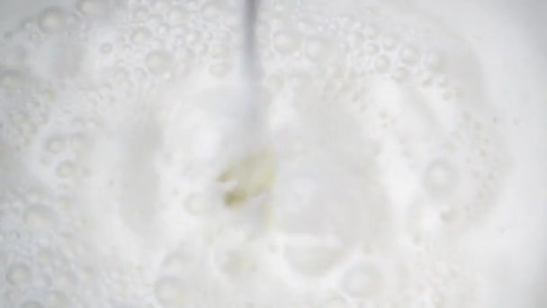 Tjock Grädde Mjölk Eller Yoghurt Hälls Skålen Långsam Produktion Mejeriprodukter — Stockvideo